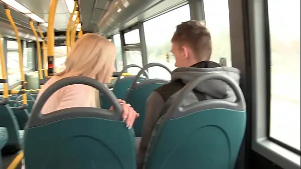 Regardez Une exhibitionniste sexy se déshabille et pisse dans le bus et à l'extérieur à nouveau et va à l'interphone nue clips chauds