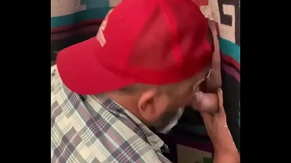 Mira Dos cuellos rojos casados aparecen en mi Gloryhole clips cálidos