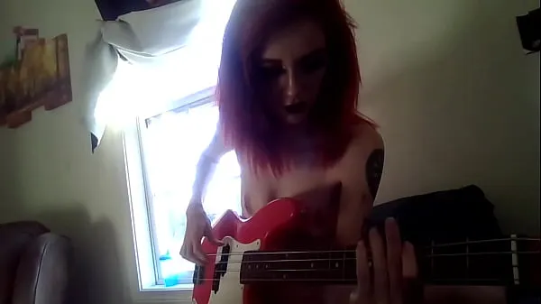 MelltheMilf redhead ginger plays Bass Guitar Nude with small tits Sıcak Klipleri izleyin