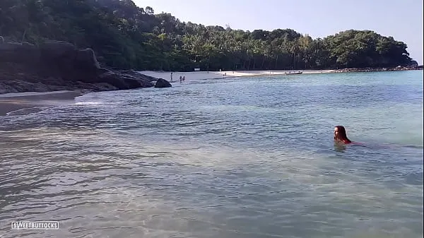 Mira Chica pelirroja desnuda se baña en una playa pública clips cálidos