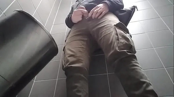 Sehen Sie sich Unbeschnittener Mann pinkelt in eine öffentliche Toilette warmen Clips an