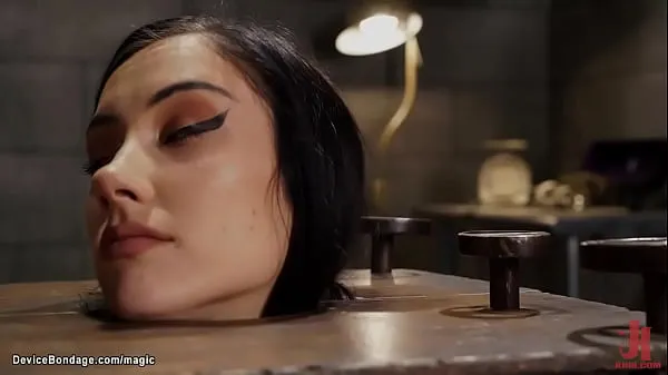 Mira Atada y encerrada en un cubo de bondage, la sexy y flaca morena Jazmin Luv es amordazada y luego agachada y follada con la polla en un palo por el maestro The Pope clips cálidos