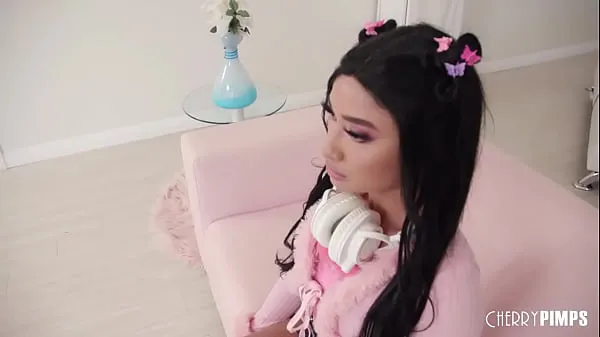 Regardez La petite asiatique Fuckdoll Avery Black est ce dont Oliver a besoin pour une récréation hardcore dans toutes les positions clips chauds