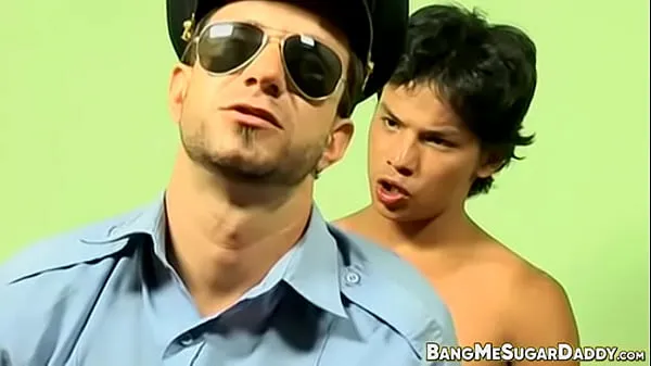 Regardez Un joli cul latino engendre un policier mature clips chauds