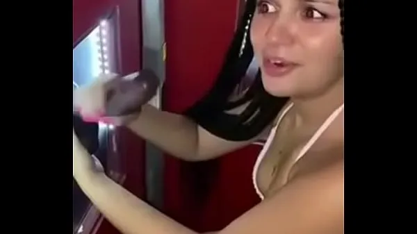 Mira Hermosa chica chupando la polla de un negro en una cabina cerrada clips cálidos