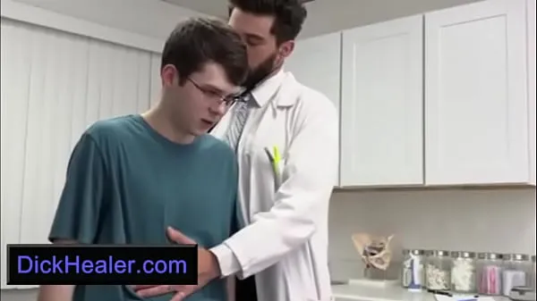 Regardez Hairy Handsome Doctor séduit une jeune femme sur la table d'examen clips chauds