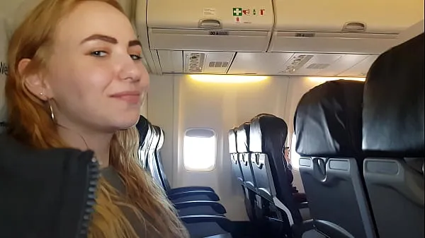 Sehen Sie sich ÖFFENTLICHES FLUGZEUG Handjob und Blowjob warmen Clips an