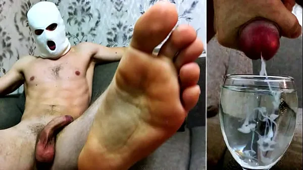 Sehen Sie sich Demütigung von einem muskulösen Mann in einer Maske! Ein Cocktail aus Sperma! Russische Sprache warmen Clips an