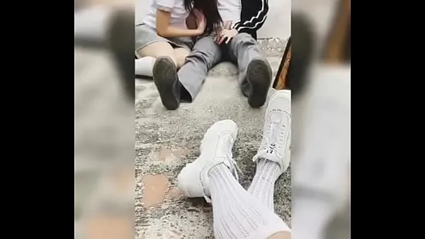 Mira Mejores Amigas Estudiantes se Graban en la Escuela Chupándosela a un Alumno y Cogiendo. Sexo Casero! # 2 clips cálidos