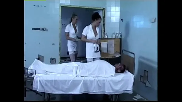 Se Two horny nurses play with a patient's cock varme klippene