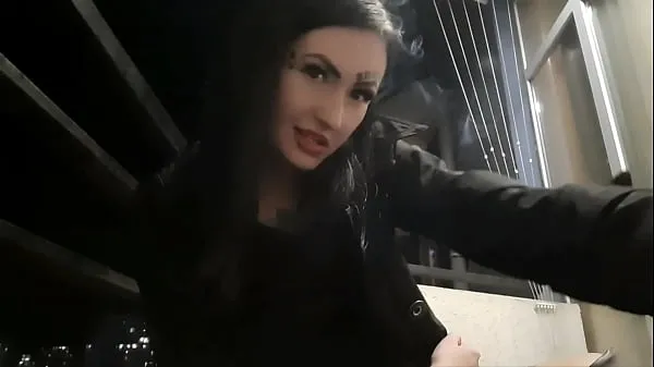 Regardez Dominatrix Nika fume sexy le soir sur son balcon et vous souffle de la fumée au visage clips chauds