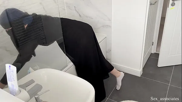 Guarda Giovane cameriera musulmana in hijab scopata nel culo per una brutta pulizia clip calde