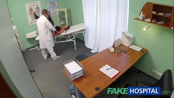 Regardez FakeHospital Femme mariée avec un problème de fertilité a le vagin examiné clips chauds