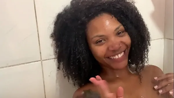 Regardez Le bain sexy de Kiara Hot clips chauds