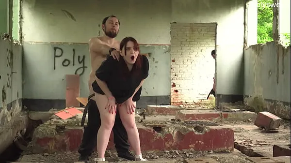 Bull cums in cuckold wife on an abandoned building Sıcak Klipleri izleyin