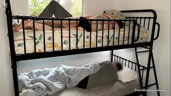 Mira Amigo recibe creampie en una nena infiel en un albergue mientras su marido toma una siesta encima de ellos clips cálidos