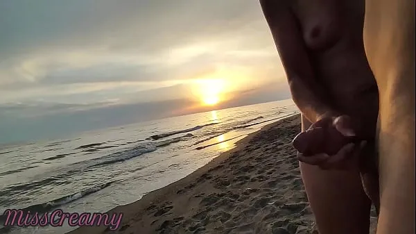 Guarda Esibizione all'aperto Amatoriale Milf succhia un Grosso Cazzo in pubblico nella spiaggia nudisti al guardone con sperma in bocca Sesso rischioso vicino alle persone clip calde