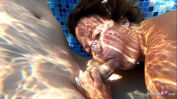 Regardez Un vacancier se fait baiser dans la piscine avec une étrange jeune femme en vacances clips chauds