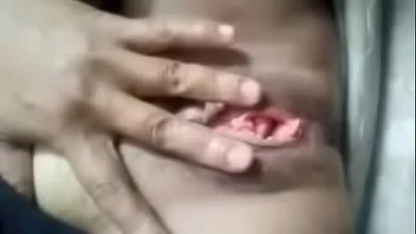 Regardez La fille excitée écarte la chatte et baise son clitoris avec un doigt, c'est tellement amusant à regarder et la bite devient dure clips chauds