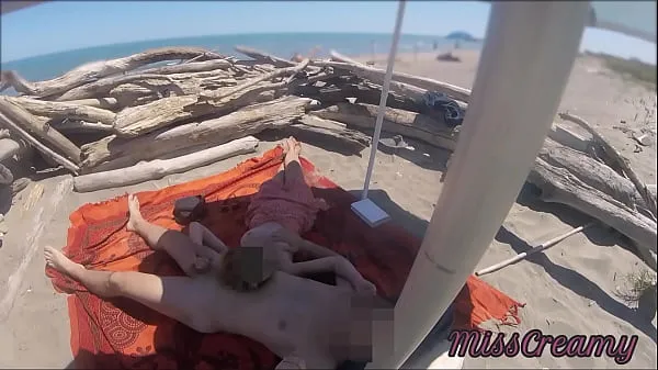 Guarda Esibizione insegnante all'aperto Amatoriale Milf sega un Grosso Cazzo in pubblico nella spiaggia nudisti di fronte a guardoni con sborrata P2 - MissCreamy clip calde