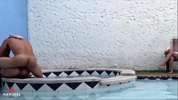 Mira FOLLA A UN DESCONOCIDO FRENTE AL ENCARGADO DE LA PISCINA, QUE RICO SE SIENTE QUE TE MIREN MIENTRAS COJES - VOYEUR clips cálidos