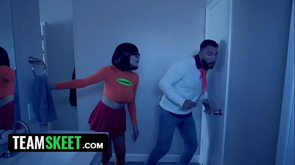 Mira Jinkies! Velma y Fred intentan resolver un misterio en una casa espeluznante, pero en lugar de eso follan clips cálidos